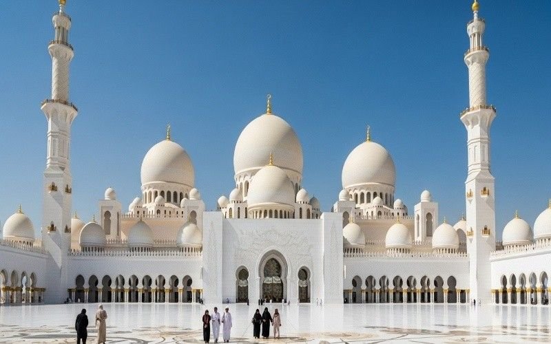 Sheikh-Zayed-Grand-Mosque-in-Abu-Dhabi-with-visitors-exploring-the-mosque-grounds.